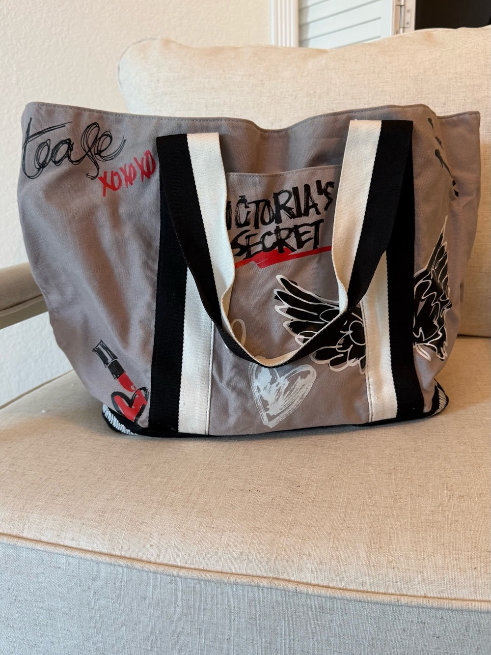 Women's VICTORIA'S
SECRET Gray/Red Graffiti Angel
Wings Tote Bag/Travel Bag
